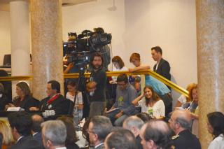 Numerosos medios de comunicación siguieron el acto desde la sala